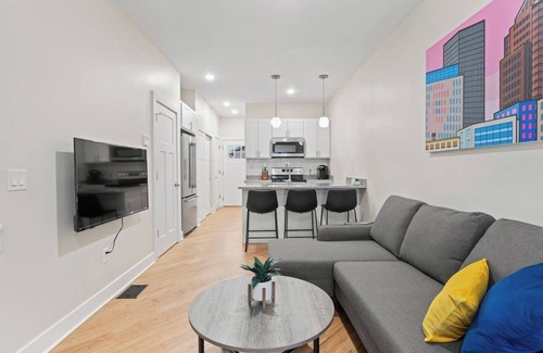 Rochester House | Luxury APT | 10 Mins to DT w/King Bed & WIFI