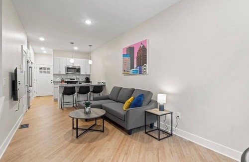 Rochester House | Luxury APT | 10 Mins to DT w/King Bed & WIFI