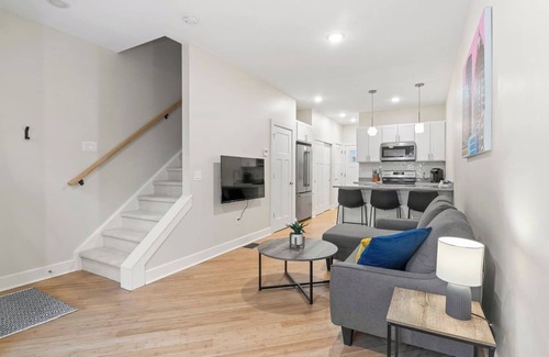 Rochester House | Luxury APT | 10 Mins to DT w/King Bed & WIFI