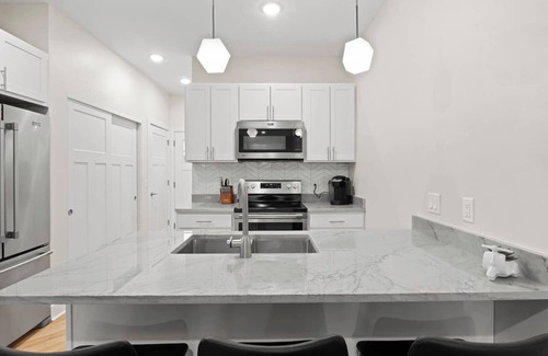 Rochester House | Luxury APT | 10 Mins to DT w/King Bed & WIFI