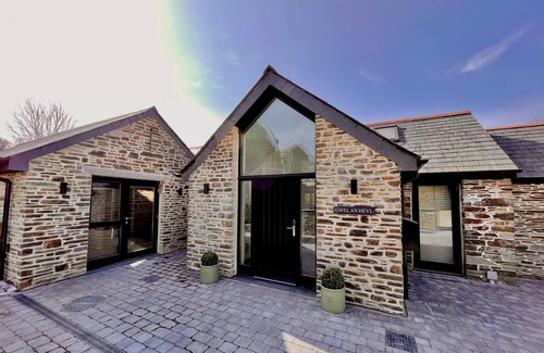 Wadebridge House | Luxury barn conversion near Padstow - stunning ocean views, garden and hot tub