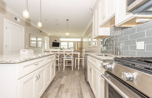 Dewey Beach Condo | Luxury Bayfront Penthouse Condo 1 block from the beach. Overlooking rooftop pool