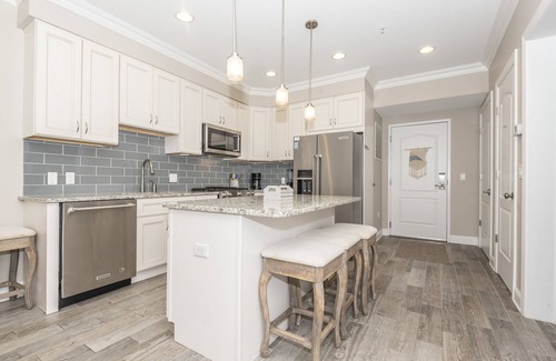 Dewey Beach Condo | Luxury Bayfront Penthouse Condo 1 block from the beach. Overlooking rooftop pool