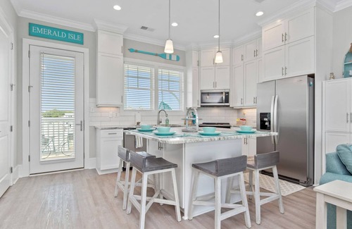 Emerald Isle Apartment | Luxury Beach Condo 5 Min Walk to Beach Shops