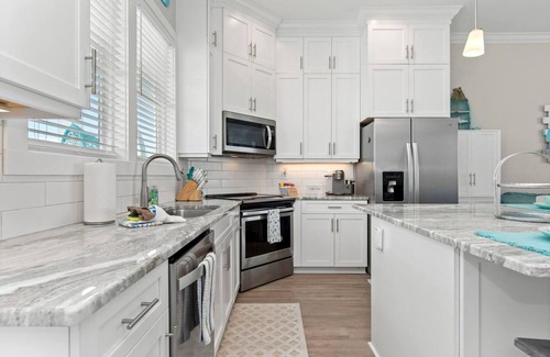 Emerald Isle Apartment | Luxury Beach Condo 5 Min Walk to Beach Shops