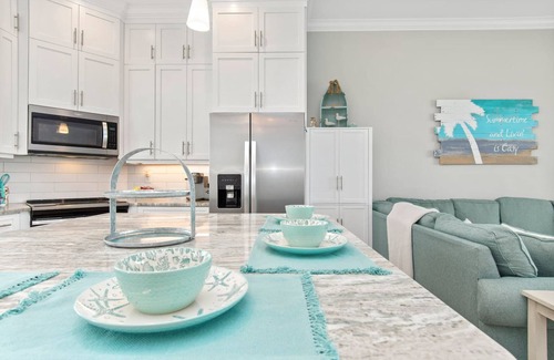 Emerald Isle Apartment | Luxury Beach Condo 5 Min Walk to Beach Shops