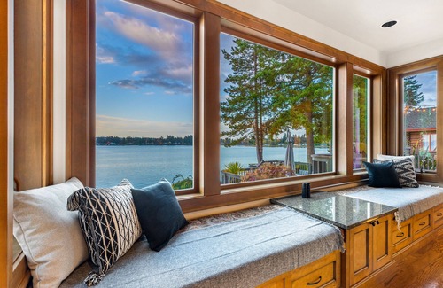 Erlands Point-Kitsap Lake House | Luxury Beach House & Apartment, Hot Tub, Kayaks, Fire Pits, Game Room