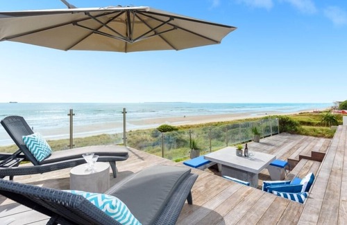 Omanu House | Luxury Beachfront with 180 degree views