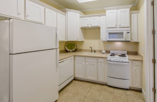 Galveston Apartment | Luxury Bedroom, Private Lounge Access, Pool & Gym