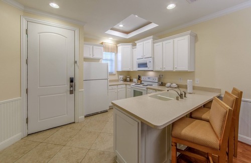 Galveston Apartment | Luxury Bedroom, Private Lounge Access, Pool & Gym