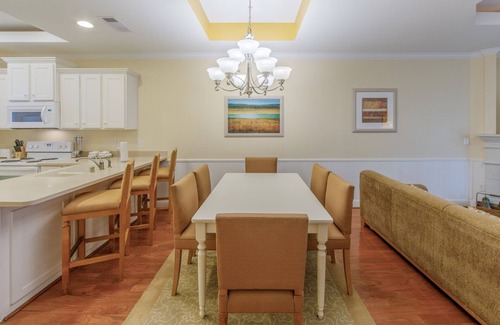 Galveston Apartment | Luxury Bedroom, Private Lounge Access, Pool & Gym