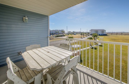 Galveston Apartment | Luxury Bedroom, Private Lounge Access, Pool & Gym