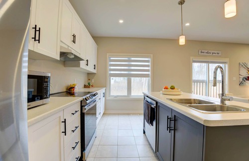 The Blue Mountains House | Luxury Blue Mountain Escape: Retreat with Stunning Views & Prime Location