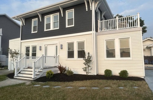 Pleasantville House | Luxury Boho Bay House. Balcony with Sunset Views, Near Casinos & Beach