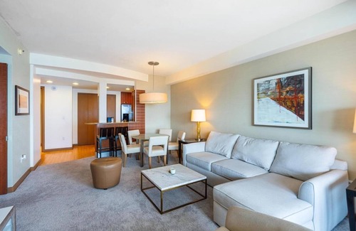 Brickell Condo | Luxury Brickell Bay View Condo AKA Hotel 33rd Floor