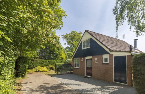 Ouddorp House | Luxury bungalow suitable for 4 persons. 1 km away from the beach/center.