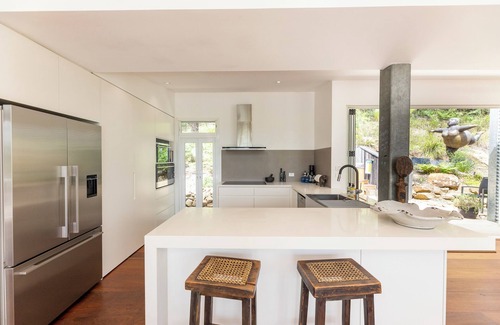 Killcare House | 🌿 Luxury Bush + Beach Retreat | Pool, Cedar Hot Tub & Private Nature Trails
