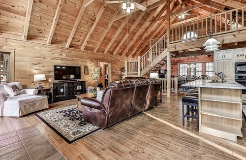 Whitestone Cabin | Luxury Cabin*Hot Tub*King Beds