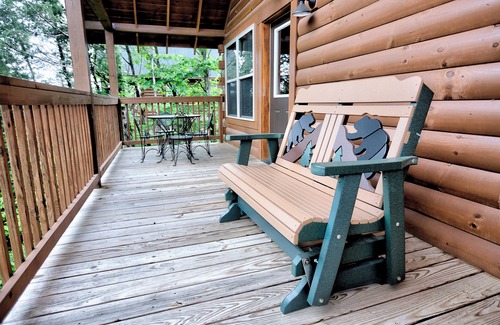 Pigeon Forge Cabin | LUXURY CABIN IN THE WOODS! Theatre, Hot Tub,Pool Table,1 mile to Pkwy,Free wi-fi