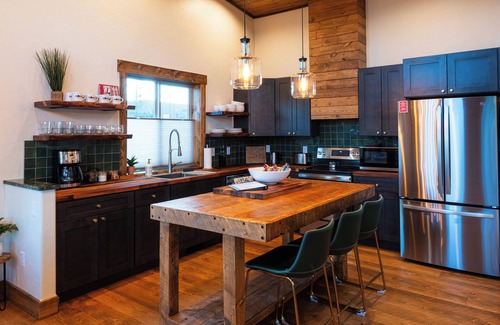 Cody Cabin | Luxury cabin near Cody: 2 kings, kids bunkroom, fire pit, country charm with easy access.