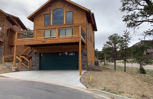 Estes Park House | Luxury Cabin Next to Stanley Hotel and 1 bock from Downtown