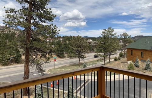 Estes Park House | Luxury Cabin Next to Stanley Hotel and 1 bock from Downtown