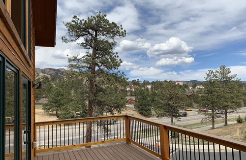 Estes Park House | Luxury Cabin Next to Stanley Hotel and 1 bock from Downtown