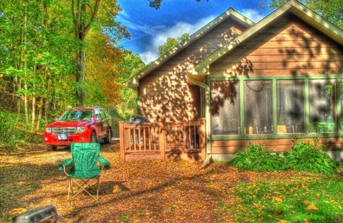 Pella Cabin | Luxury Cabins with two person jacuzzi tub. Fabulous location near Lake Red Rock.