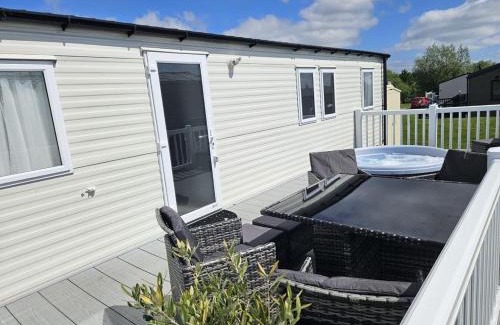Tattershall House | Luxury Caravan 3 Bedroom 8 berth With Hot-tub guests 6 and above require a bond
