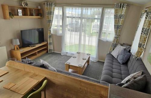 Tattershall House | Luxury Caravan 3 Bedroom 8 berth With Hot-tub guests 6 and above require a bond