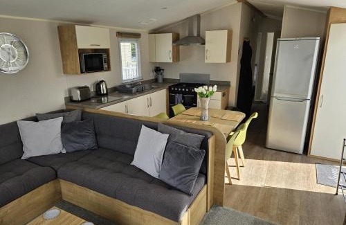 Tattershall House | Luxury Caravan 3 Bedroom 8 berth With Hot-tub guests 6 and above require a bond