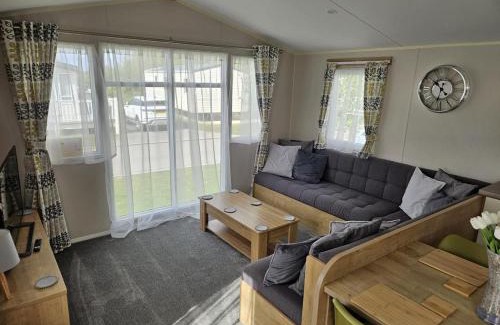 Tattershall House | Luxury Caravan 3 Bedroom 8 berth With Hot-tub guests 6 and above require a bond