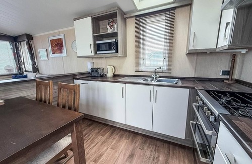 Hopton on Sea House | Luxury caravan boasting full sea views at Hopton Holiday Park ref 80041S