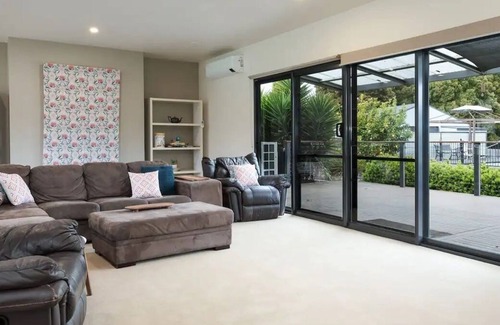 Legana House | Luxury CBD 15min Tamar Valley Wineries 5min