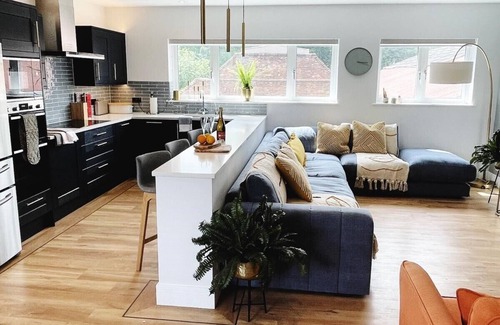 Bosham House | Luxury Cedar House, Private Garden & Pool House