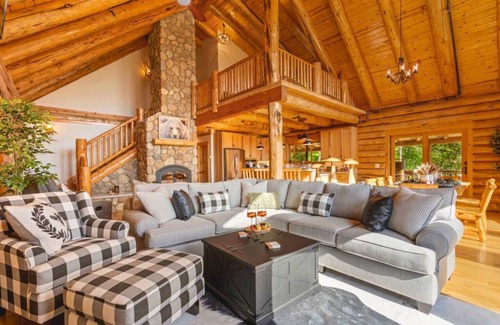 Sunday River Area House | Luxury Chalet w/Hot Tub & Mountain Views