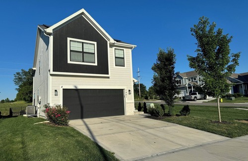 Raymore House | Luxury & Comfort 4-bedroom house with WiFi, GREAT for families & pets!
