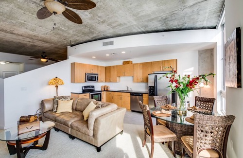 West Palm Beach Condo | Luxury Condo Located Near Restaurants, Theaters & Beaches.