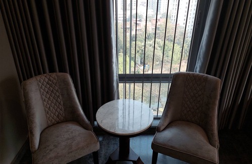 Dhaka Apartment | Luxury condo near Gulshan park, near popular restaurants, clubs, shops, & hotels