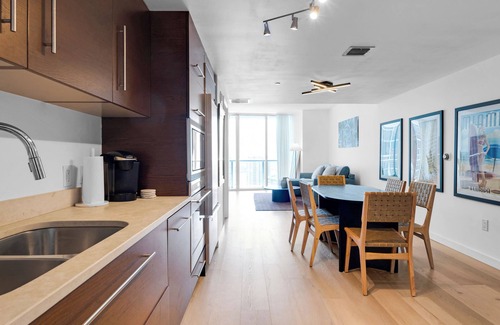 Downtown Miami Condo | Luxury condo w balcony & stunning views, W hotel amenities- pool, spa, gym!