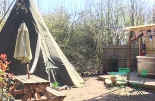 Priors Marston RV Rental | Luxury cosy tipi with Log burning Scandinavian hot tub. Perfect night