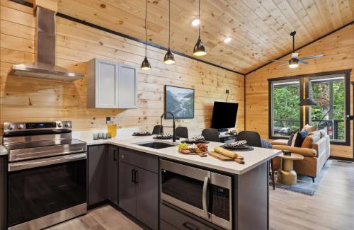 Gatlinburg - Pigeon Forge House | Luxury Cottage Game House Hot Tub Fire Pit