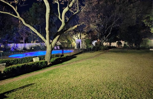 Greater Johannesburg Metropolitan Area Ski Chalet | Luxury Cottage into Nature in Sandton, peaceful place with full of nature