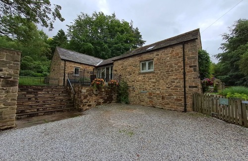 Beeley Cottage | Luxury cottage with garden in Peak District near Chatsworth House, dog friendly