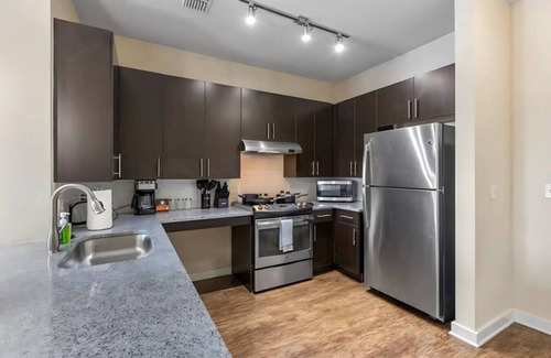 North Hyde Park Apartment | Luxury Cozy King Suite | Pool/Gym/Free Parking!