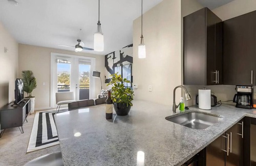 North Hyde Park Apartment | Luxury Cozy King Suite | Pool/Gym/Free Parking!