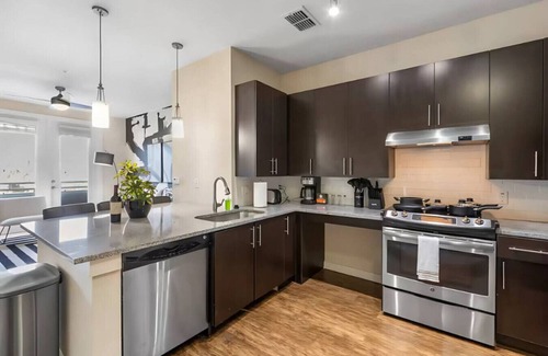 North Hyde Park Apartment | Luxury Cozy King Suite | Pool/Gym/Free Parking!