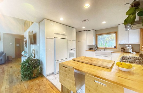 Gimli Cabin | Luxury Cozy Lake Front Cabin 5 minutes from Gimli | Sleeps 6 + Lake View