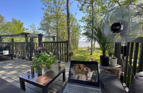Gimli Cabin | Luxury Cozy Lake Front Cabin 5 minutes from Gimli | Sleeps 6 + Lake View