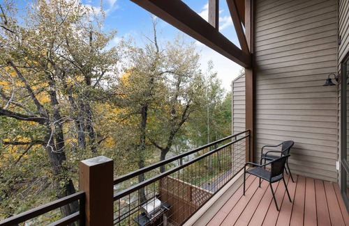 Red Lodge House | Luxury creek side cabin with 4 master bedrooms & 1000 feet of creek side decks